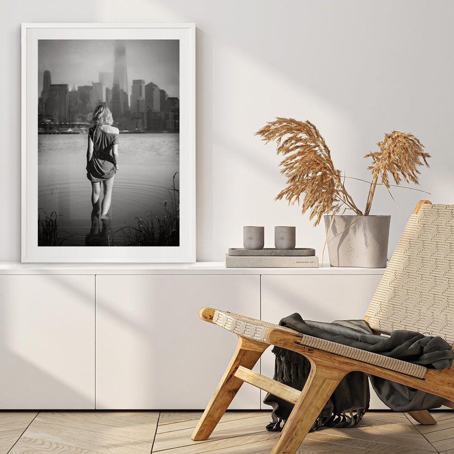 Plakat bez ramy 21x30 - Kapiel w Mieście - czarno białe zdjęcie, kobieta wchodzi do wody