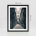 Plakat w ramie 40x50 - Odkryj tajemnice miasta - uliczka, perspektywa - rama czarna