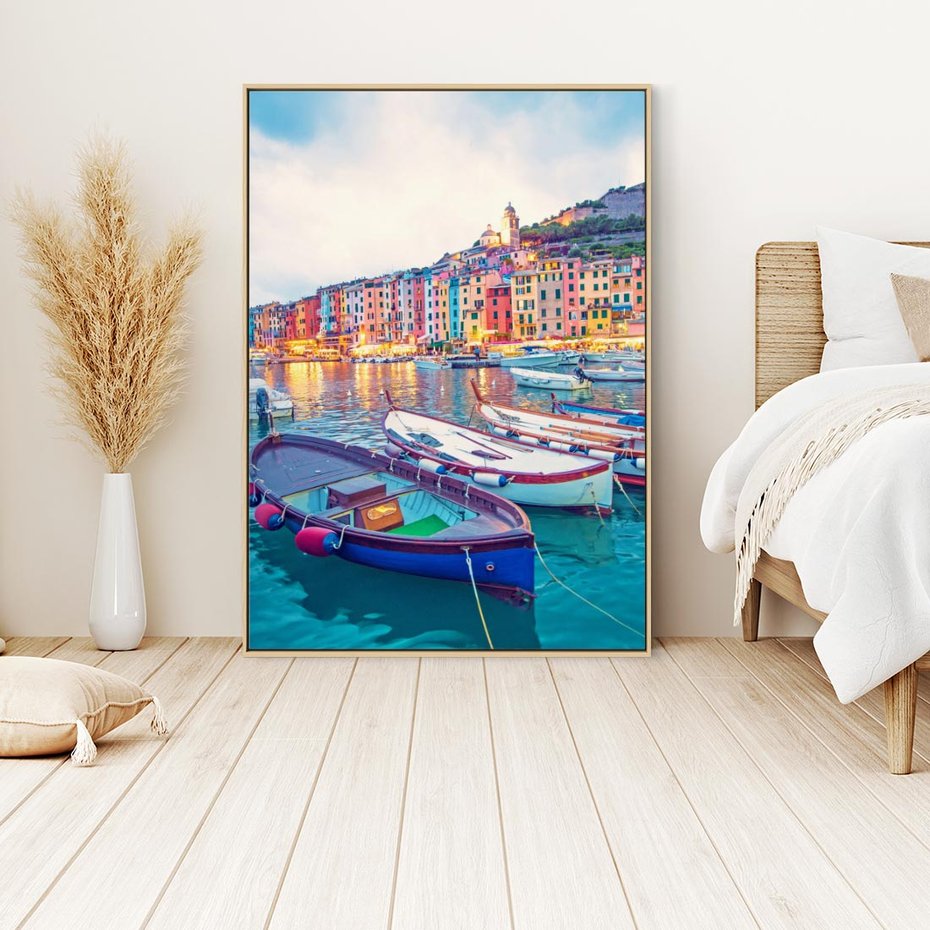 Obraz w ramie 80x120 - Tańczące kolory zachodu - nadmorskie kolorowe miast, kolorowe budynki na brzegu - rama drewno