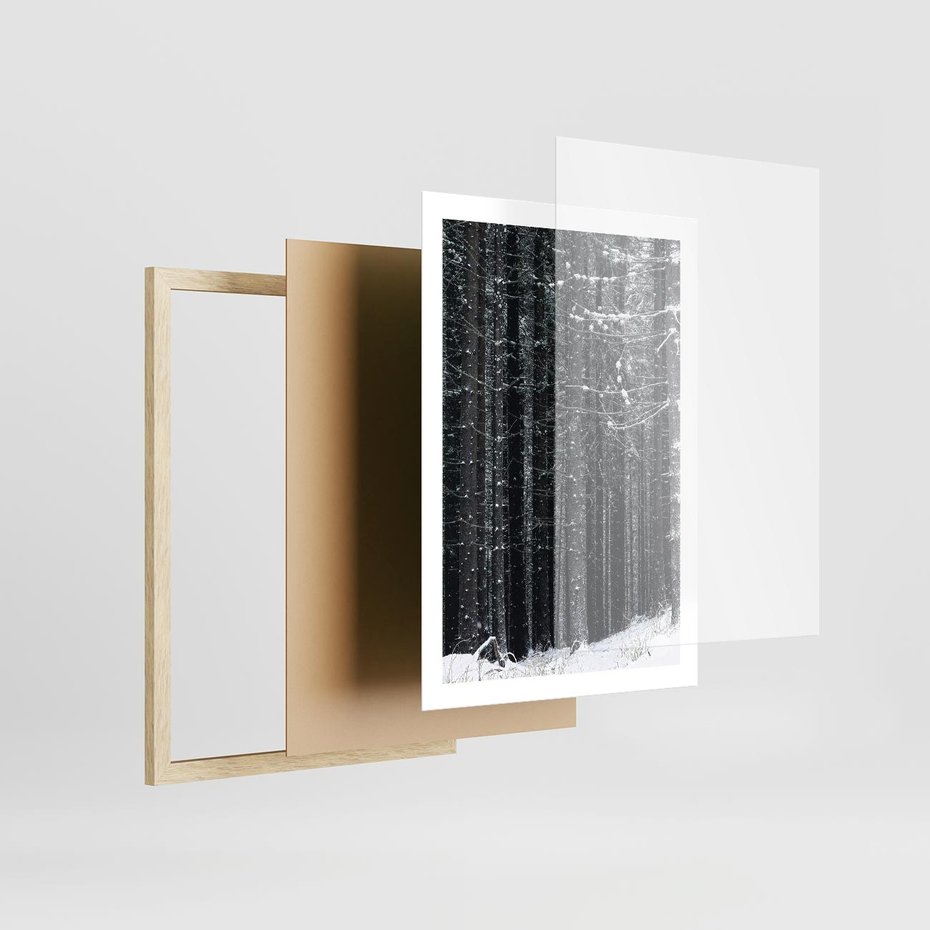 Plakat w ramie 50x70 - Leśna Cisza: Malowniczy Pejzaż Zimą - las zimą, ośnieżone pnie drzew - rama drewno