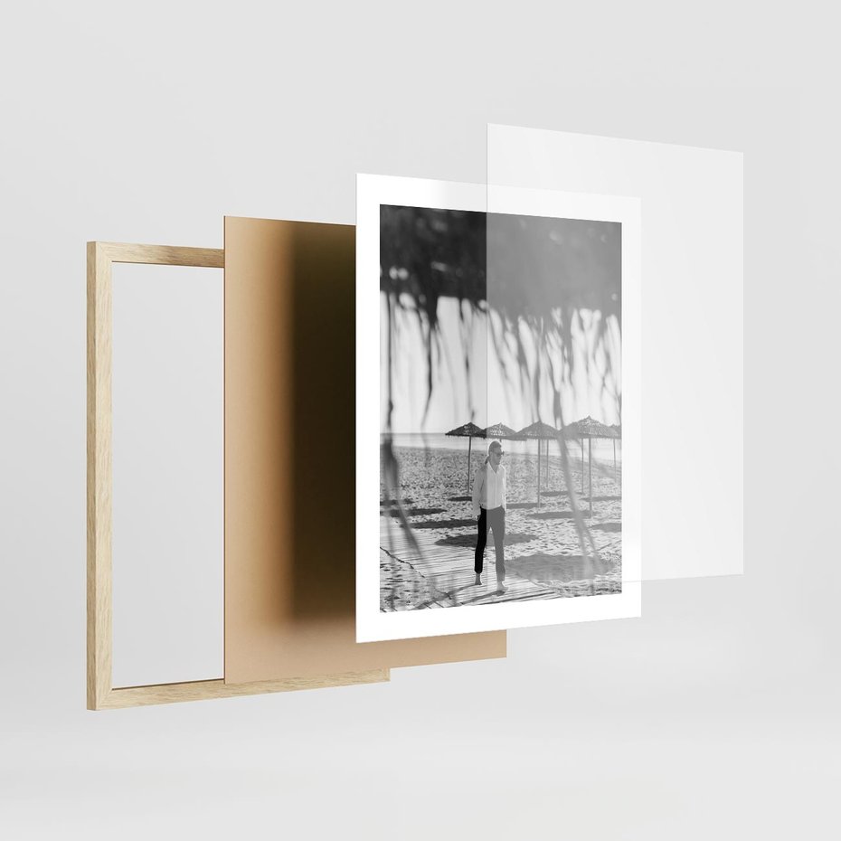 Plakat w ramie 40x50 - Wakacyjny Spacer - czarno białe zdjecie, plaża - rama drewno