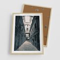 Plakat w ramie 50x70 - Odkryj tajemnice miasta - uliczka, perspektywa - rama drewno