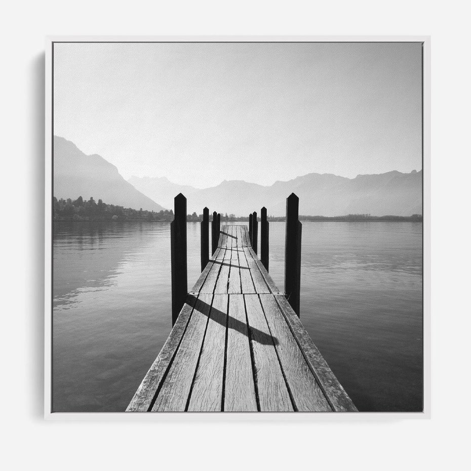 Obraz w ramie 50x50 - Spokojna Przystań - czarno biała fotografia, drewniany pomost na jeziorze - rama biała