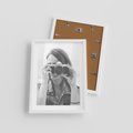 Plakat w ramie 30x40 - Zrób mi Zdjęcie - fotografia, kobieta z aparatem - rama biała