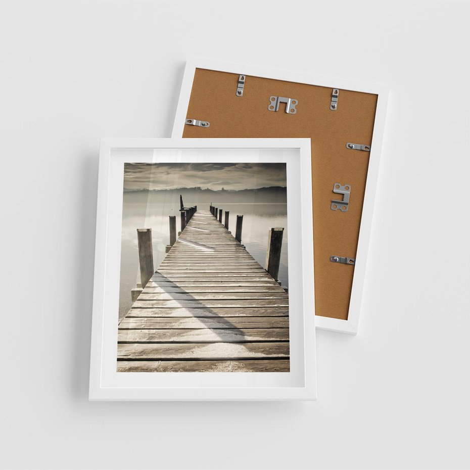 Plakat w ramie 40x50 - Idylliczny pomost nad jeziorem - pomost, jezioro - rama biała