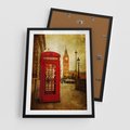 Plakat w ramie 50x70 - Ikoniczna budka telefoniczna w Londynie - sepia, budka - rama czarna