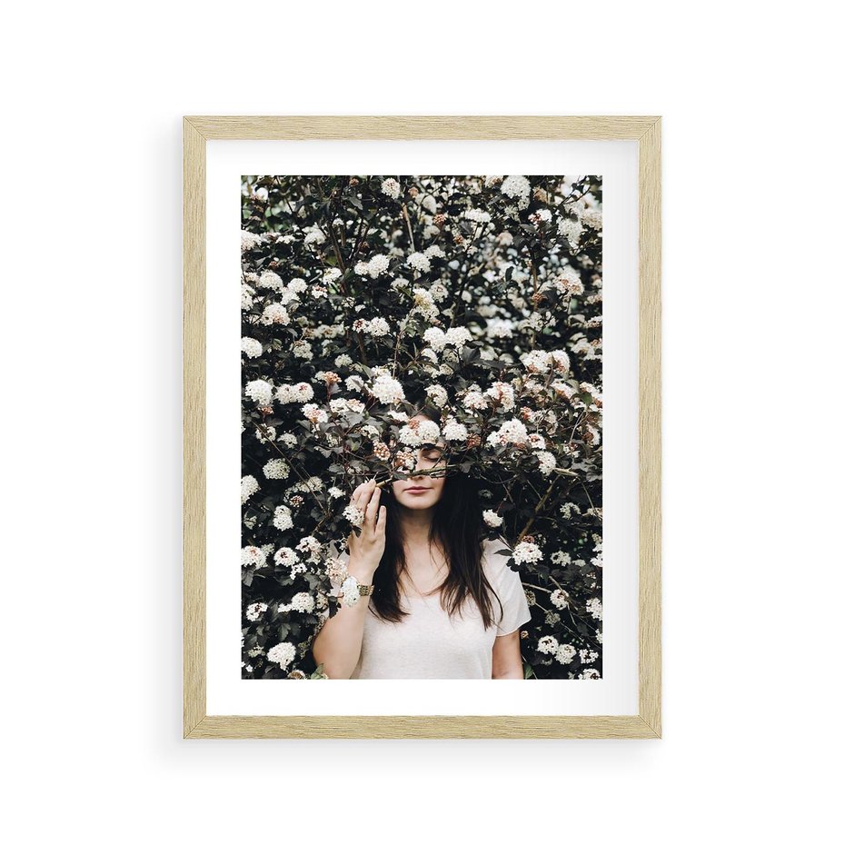 Plakat w ramie 30x40 - Kobieta w Krzewie Kwiatów - krzak z kwiatami, schowana za nim kobieta - rama drewno