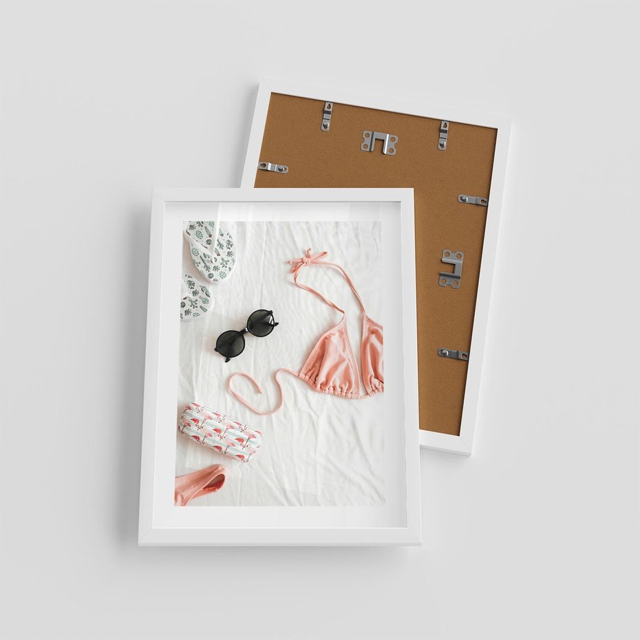 Plakat w ramie 30x40 - Letnia Elegancja na Plaży - kompozycja, elementy stroju na plażę - rama biała