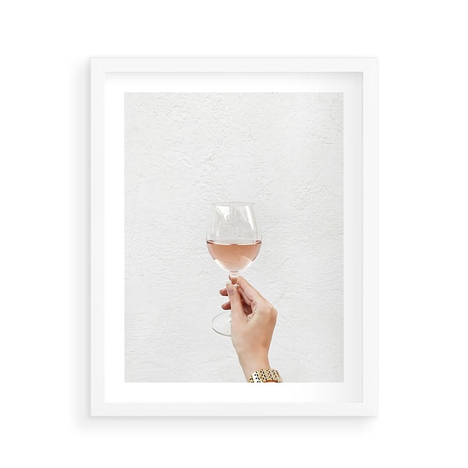 Plakat w ramie 40x50 - Kobieca Dłoń i Różowe Wino - kieliszek różowego wina, kobieca dłoń - rama biała