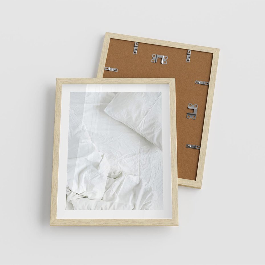 Plakat w ramie 40x50 - Sztuka i Komfort - pościel, biała kołdra poduszka - rama drewno