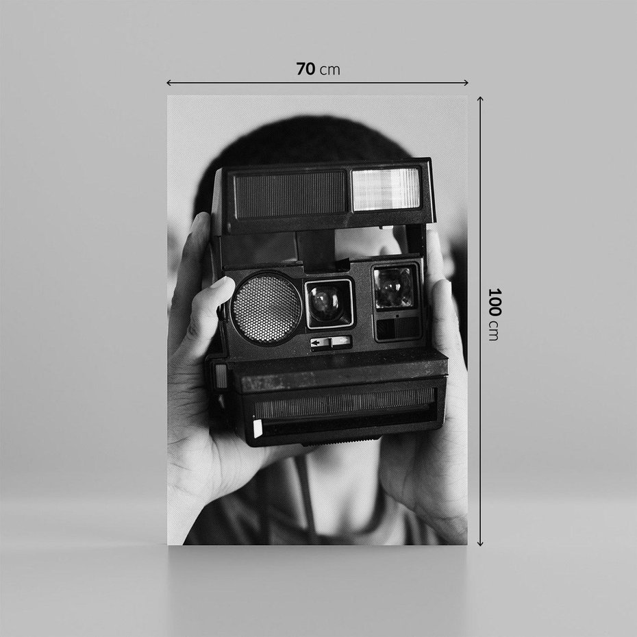 Obraz na płótnie 70x100 - Mężczyzna za Aparatem - czarno białe zdjęcie, portret