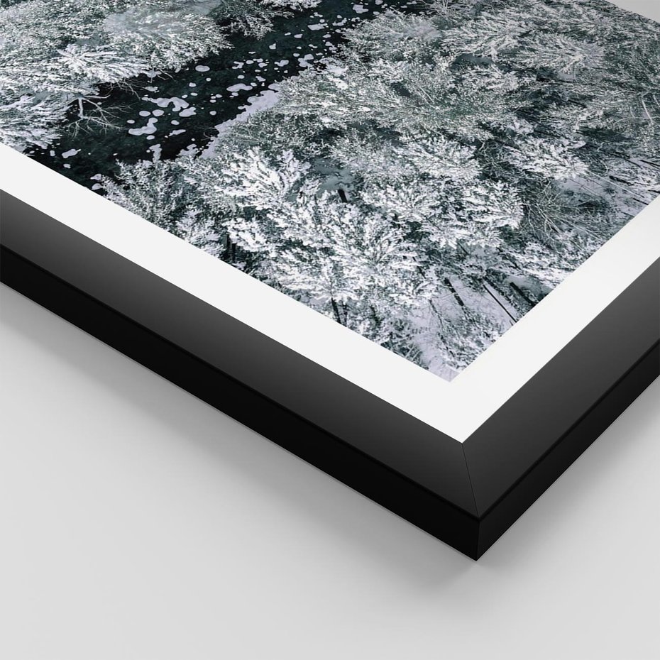 Plakat w ramie 40x50 - Zimowy Krajobraz z Góry - zdjęcie z góry, zaśnieżony las i zamarznięty strumyk - rama czarna