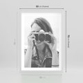 Plakat w ramie 50x70 - Zrób mi Zdjęcie - fotografia, kobieta z aparatem - rama biała