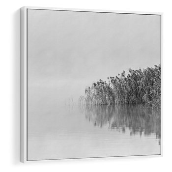 Obraz w ramie 80x80 - Mglisty Brzeg Jeziora - czarno białe zdjęcie, zamglone jezioro - rama biała