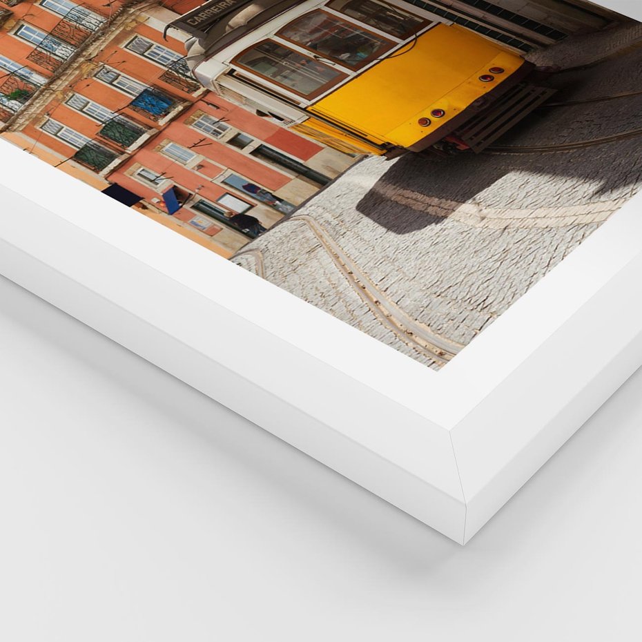 Plakat w ramie 50x70 - Urok tramwaju w Lizbonie - Lizbona, tramwaj - rama biała