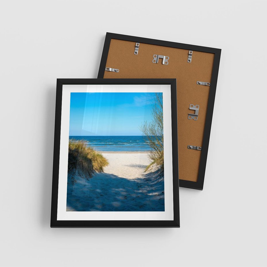 Plakat w ramie 40x50 - Spokój nad brzegiem morza - plaża, morze - rama czarna