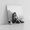 Obraz na płótnie 60x60 - Księga mglistych marzeń - czarno biała fotografia, para zakochanych w łodzi