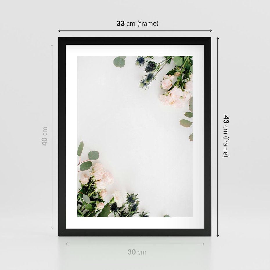Plakat w ramie 30x40 - Kompozycja z Białych Róż i Eukaliptusa - kompozycja z białych kwiatów na białym tle, róże - rama czarna