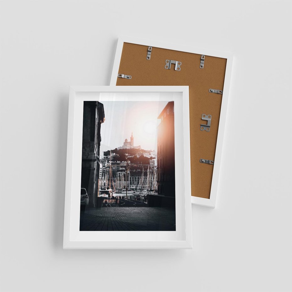 Plakat w ramie 30x40 - Światło Portowe - czarno białe zdjecie, uliczka w nadmorskim mieście - rama biała