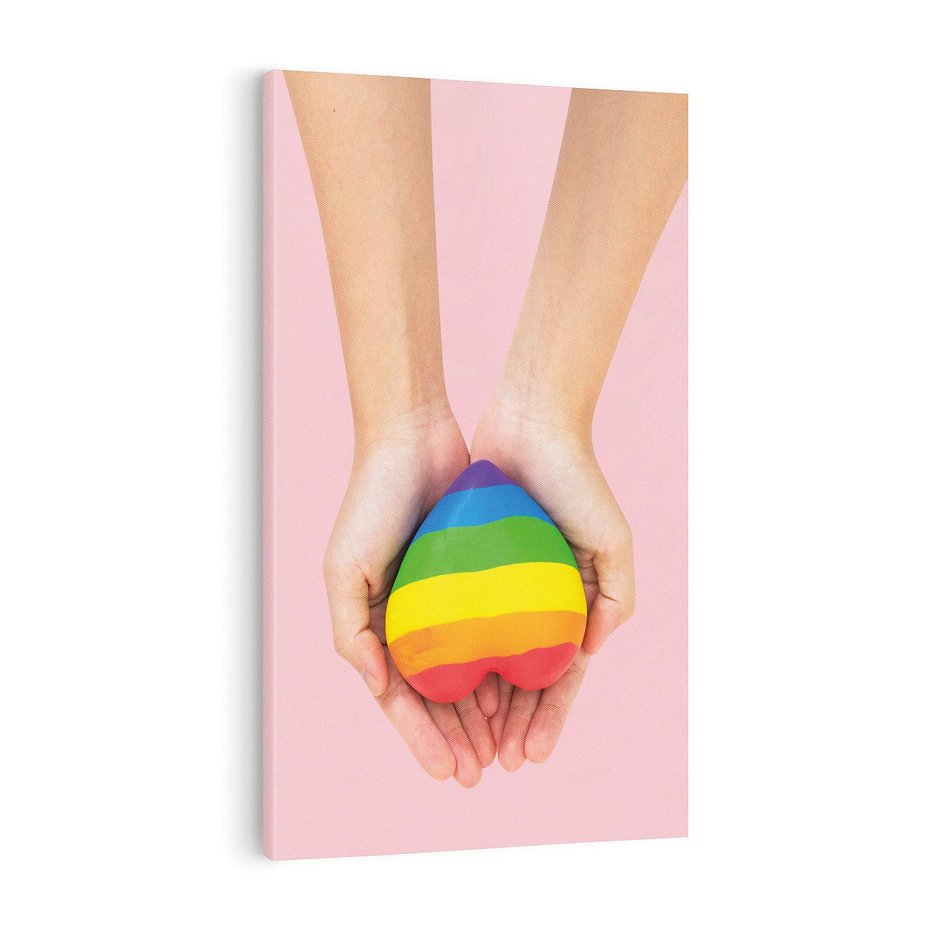 Obraz na płótnie 50x70 - Miłość na Dłoniach - zdjęcie, dłonie trzymają ulepione tęczowe serce