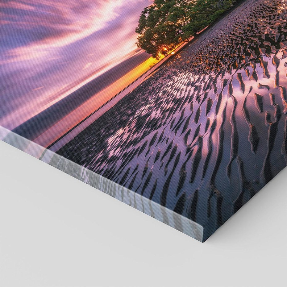 Obraz na płótnie 40x40 - Górska idylla: Domek nad strumykiem - jezioro, wyspa