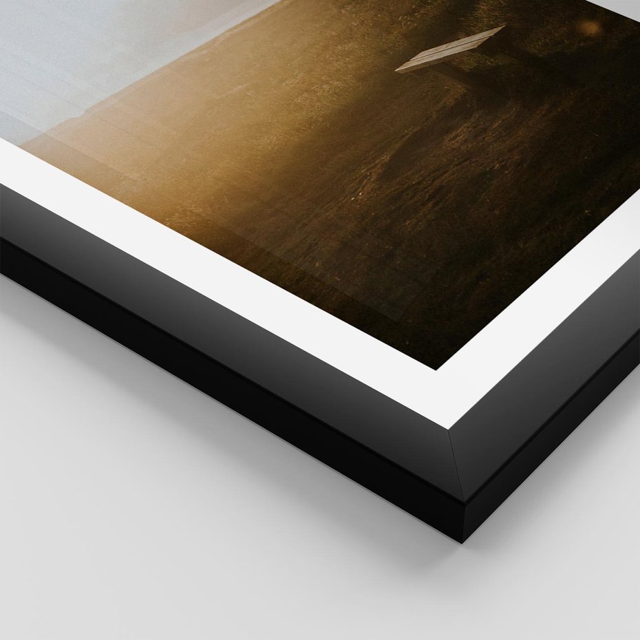 Plakat w ramie 50x70 - Mglisty zachód słońca na ławeczce - mgła, zachód - rama czarna