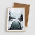 Plakat w ramie 50x70 - Zimowa Przyroda: Rzeka, Góry i Śnieg - zima, rzeka - rama drewno