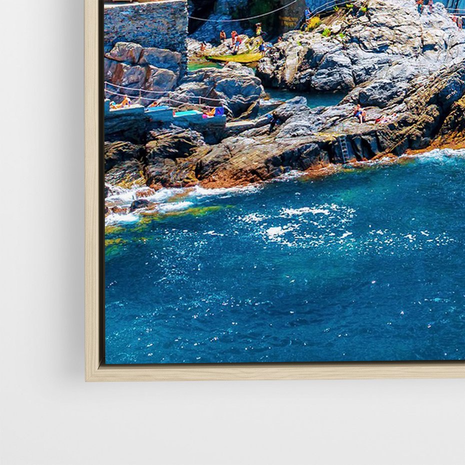 Obraz w ramie 50x70 - Barwne Wybrzeże - nadmorskie miasto na klifie, kolorowe tęczowe budynki - rama drewno