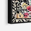 Obraz w ramie 100x70 - Opowieść w kroplach farb - akwarelowe kwiaty, mocna ornamentowa czarna ramka namalowana dookoła obrazu - rama czarna