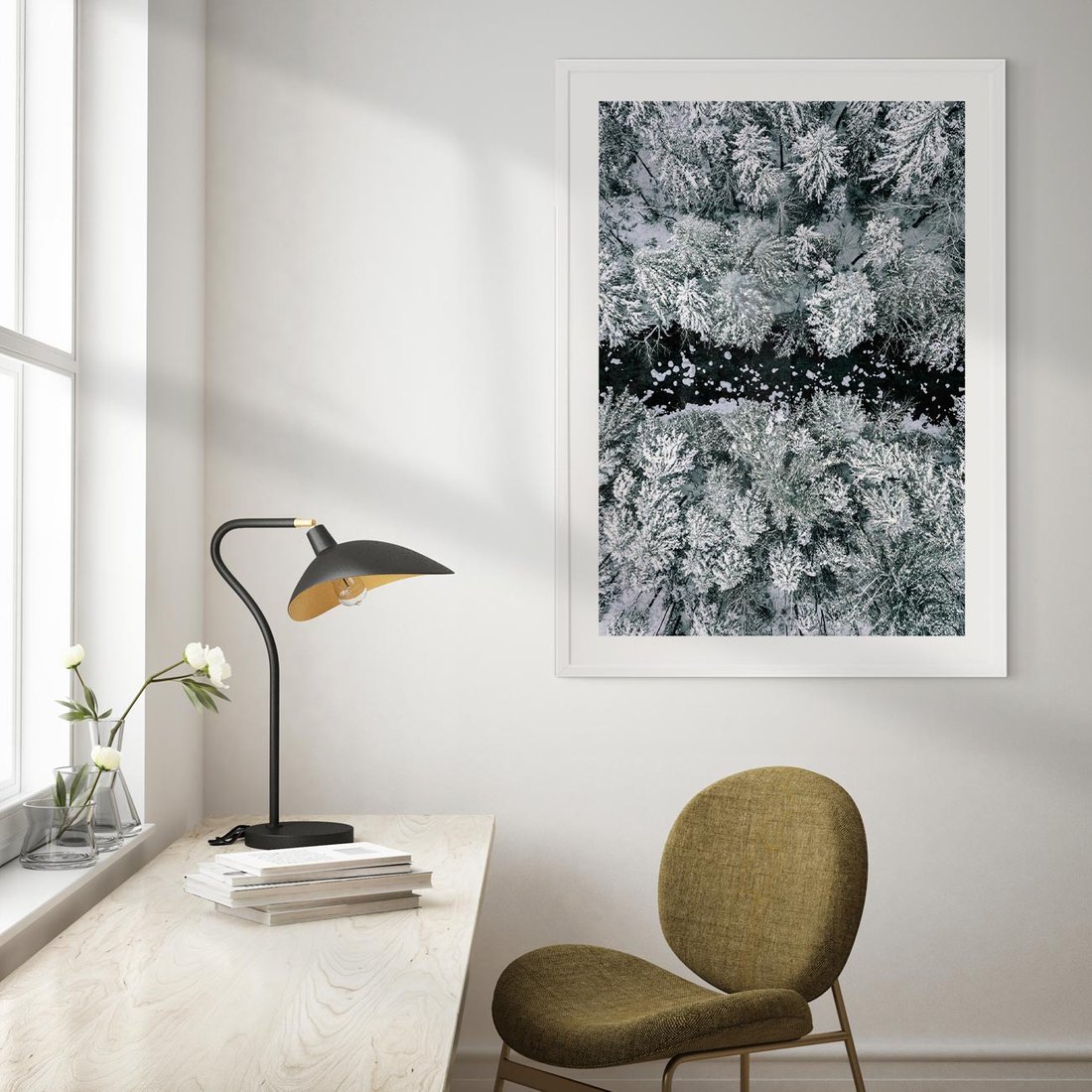 Plakat w ramie 40x50 - Zimowy Krajobraz z Góry - zdjęcie z góry, zaśnieżony las i zamarznięty strumyk - rama biała