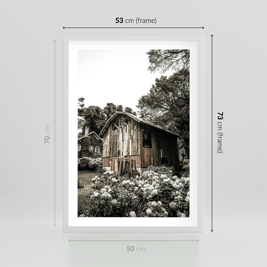 Plakat w ramie 50x70 - Oaza Uroku: Drewniana Chatka i Ogród - domek, ogród - rama biała