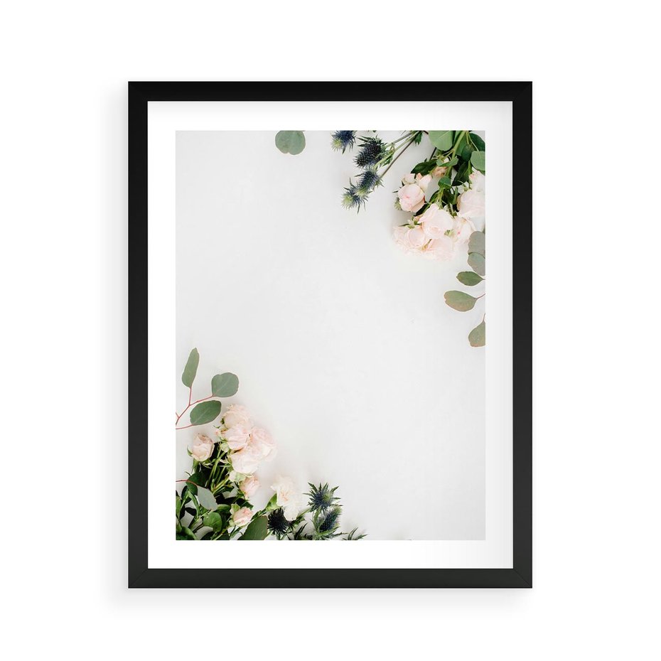 Plakat w ramie 40x50 - Kompozycja z Białych Róż i Eukaliptusa - kompozycja z białych kwiatów na białym tle, róże - rama czarna