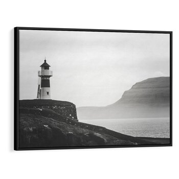 Obraz w ramie 70x50 - Melancholia Północy - czarnobiała fotografia, nadmorska latarnia na klifie - rama czarna