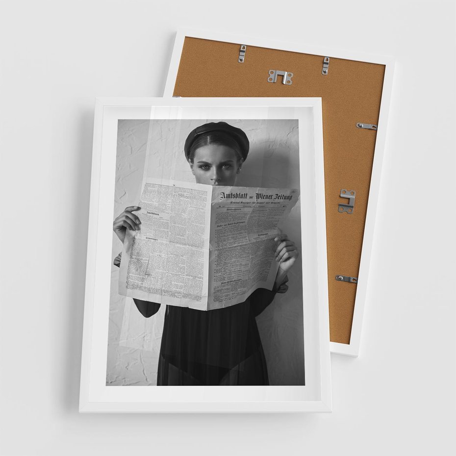 Plakat w ramie 50x70 - Nowe Wiadomości - retro zdjęcie, czarno białe - rama biała