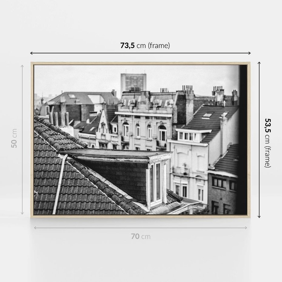 Obraz w ramie 70x50 - Miasto w Retro Odsłonie - fotografia czarno biała, ujęcie na dachy wielkiego miasta - rama drewno
