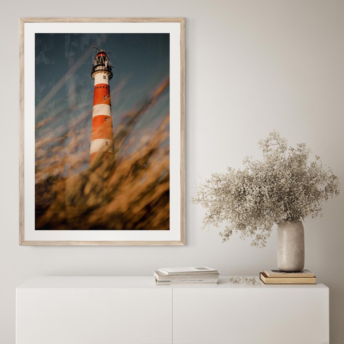 Plakat w ramie 30x40 - Magia nadmorskiego światła - latarnia morska, ujęcie z za trawy - rama drewno