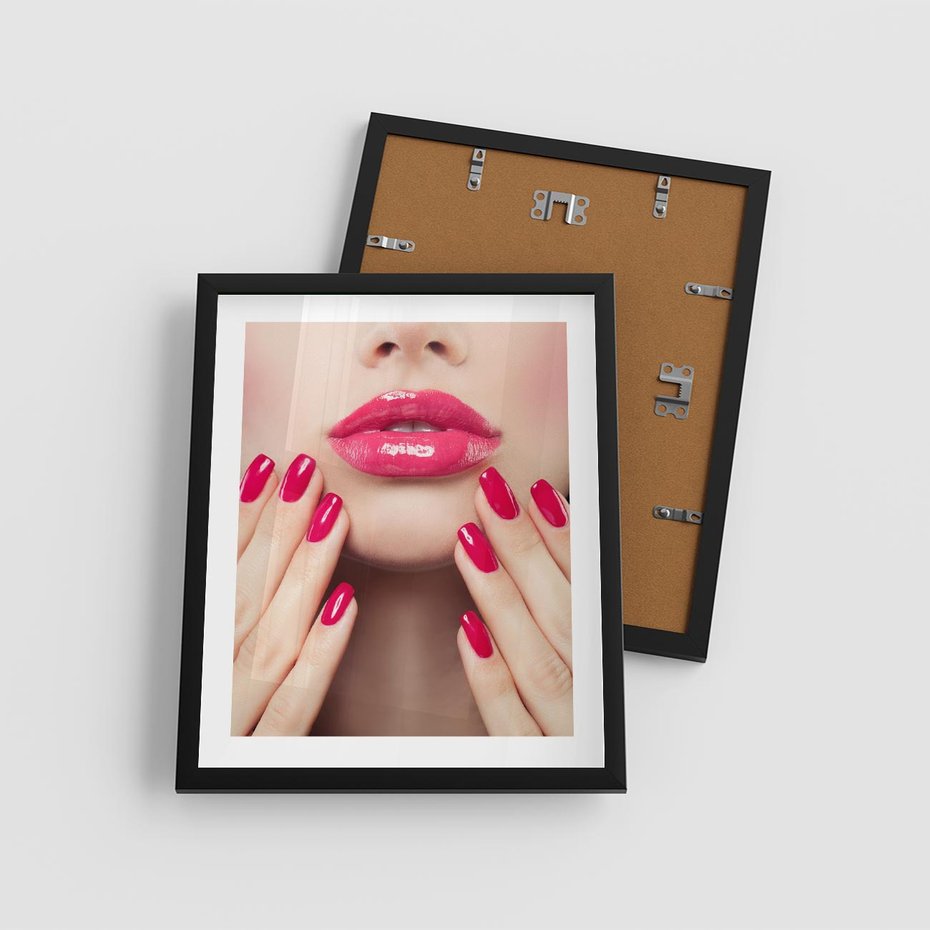 Plakat w ramie 40x50 - Wyrażenie Piękna - paznokcie, usta - rama czarna