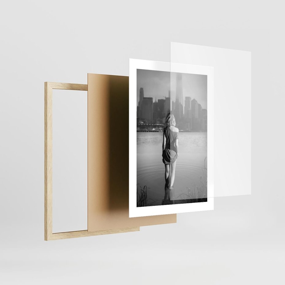 Plakat w ramie 30x40 - Kapiel w Mieście - czarno białe zdjęcie, kobieta wchodzi do wody - rama drewno