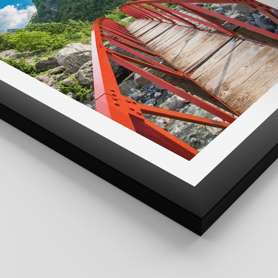 Plakat w ramie 50x70 - Most do przygody - góry, most - rama czarna