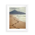 Plakat w ramie 40x50 - Ślady stóp na plaży - plaża, ślady - rama biała