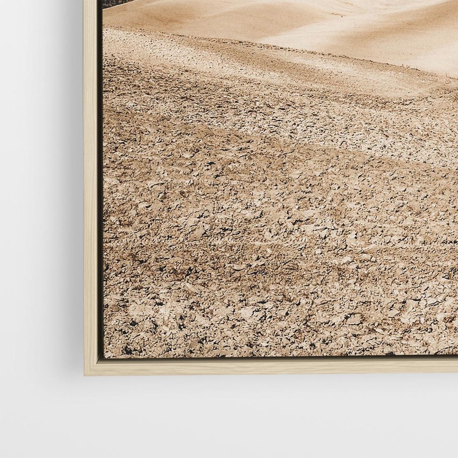 Obraz w ramie 50x50 - Refleksyjny taniec myśli - pustynny krajobraz, odcienie sepii - rama drewno