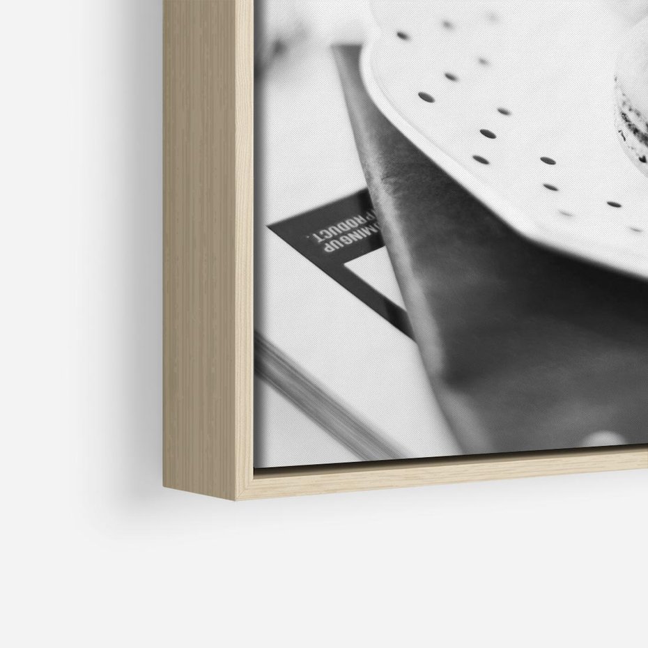 Obraz w ramie 80x80 - Makaroniki w Szarości - czarno biała fotografia, plakat - rama drewno