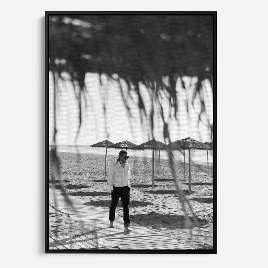 Obraz w ramie 50x70 - Wakacyjny Spacer - czarno białe zdjecie, plaża - rama czarna