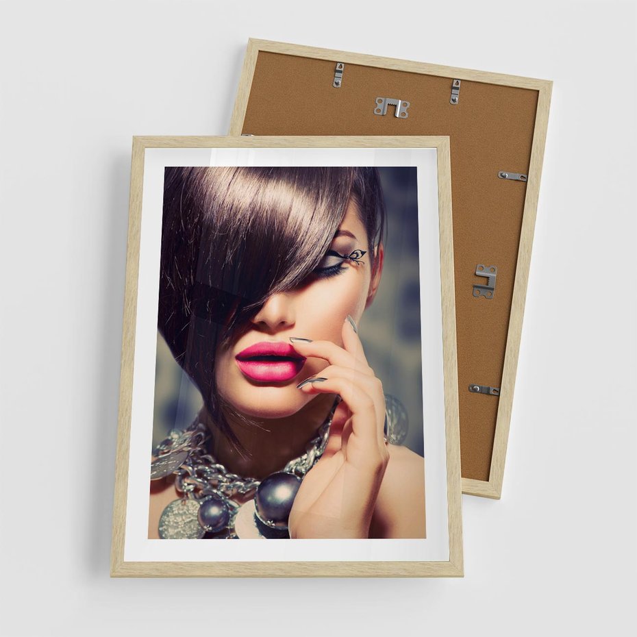 Plakat w ramie 50x70 - Kobiecy urok w makijażu i fryzurze - makijaż, fryzura - rama drewno