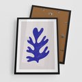 Plakat w ramie 50x70 - Przenikająca Struktura - boho plakat, niebieski liść w intensywnym kolorze - rama czarna