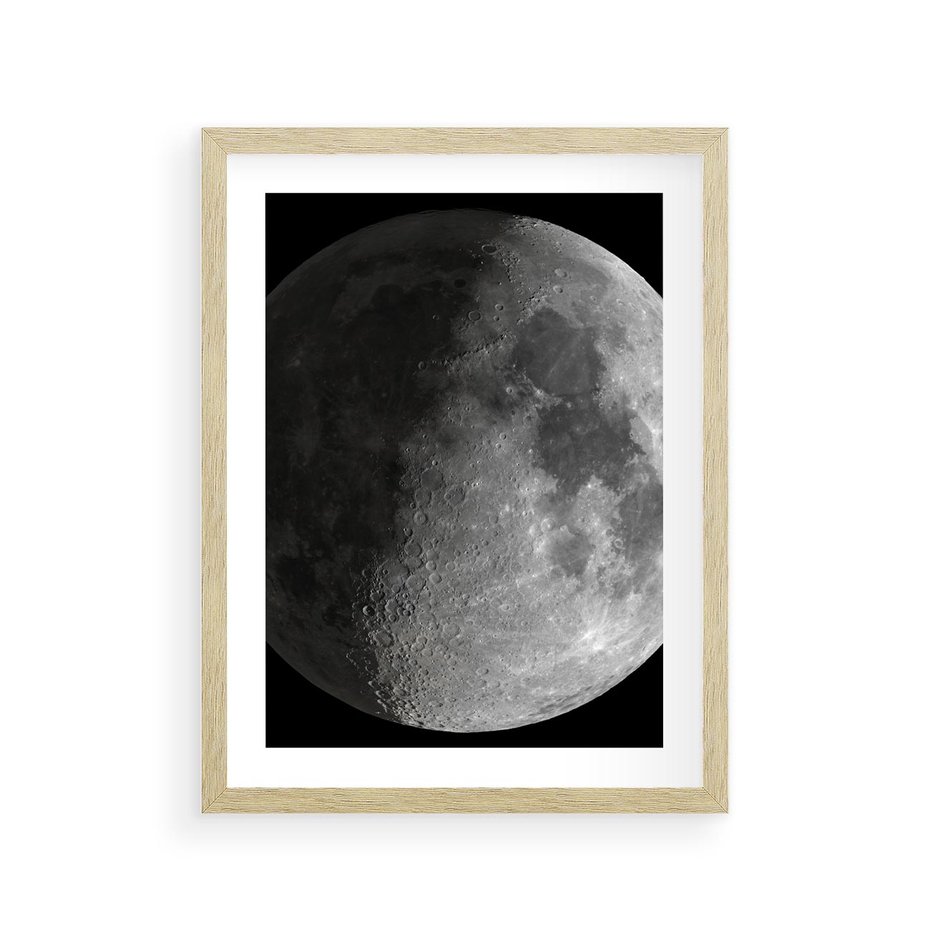Plakat w ramie 30x40 - Kontrastowy księżyc w czerni i bieli - księżyc, czarno - rama drewno