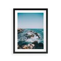 Plakat w ramie 30x40 - Dramatyczna Sceneria: Fale i Skały nad Morzem - morze, fale - rama czarna