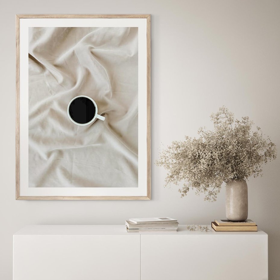 Plakat w ramie 30x40 - Poranek z Kawą - kawa filiżanka w białej pościeli - rama drewno