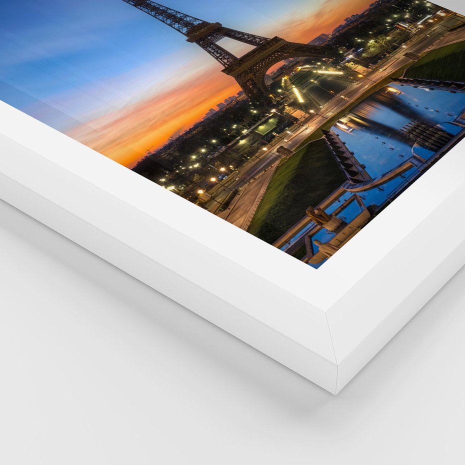 Plakat w ramie 40x50 - Wieża Eiffla w Innej Odsłonie - wieża, Eiffla - rama biała