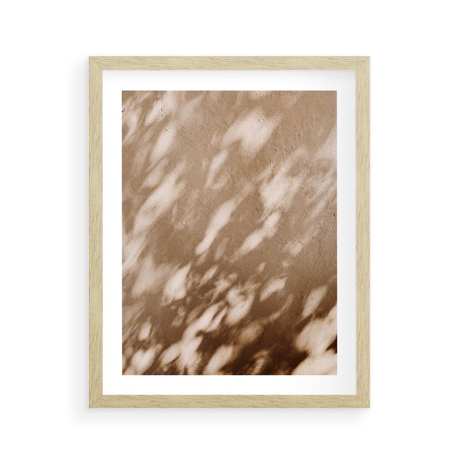 Plakat w ramie 40x50 - Abstrakcyjna Kompozycja: Cień na Ścianie - cień na ścianie, beżowe kolory - rama drewno